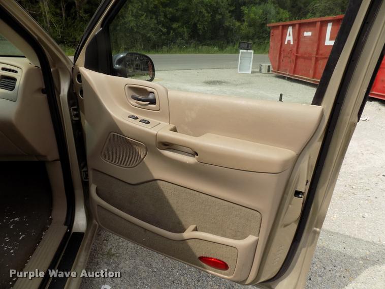 image for item DC4955 2001 Ford Windstar SE van