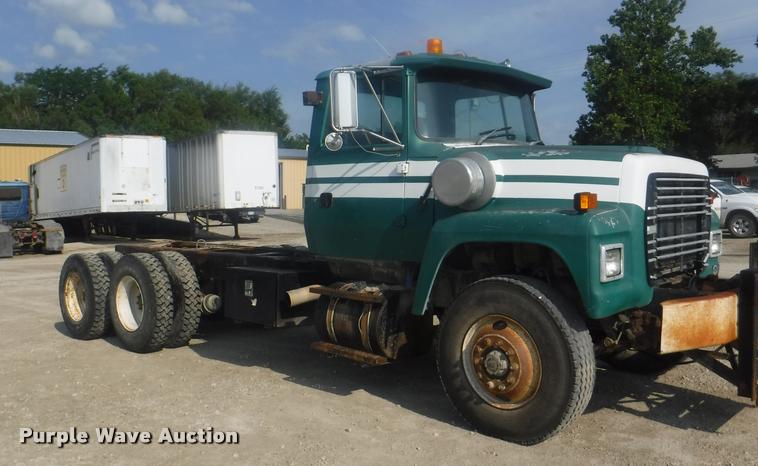 image for item DC5452 1994 Ford LT9000 truck cab and chassis