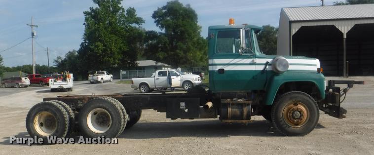 image for item DC5452 1994 Ford LT9000 truck cab and chassis