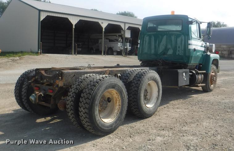 image for item DC5452 1994 Ford LT9000 truck cab and chassis