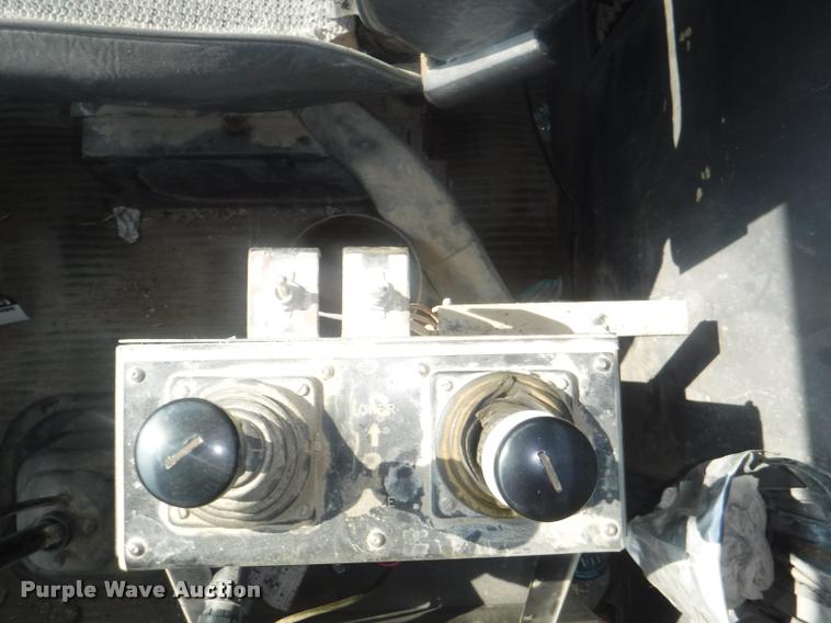 image for item DC5452 1994 Ford LT9000 truck cab and chassis