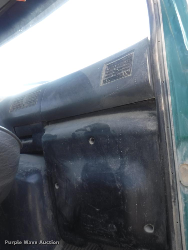 image for item DC5452 1994 Ford LT9000 truck cab and chassis