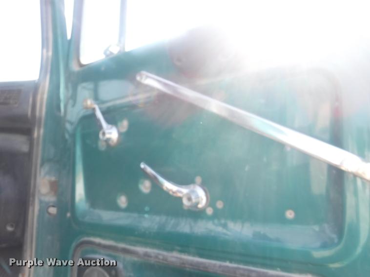 image for item DC5452 1994 Ford LT9000 truck cab and chassis