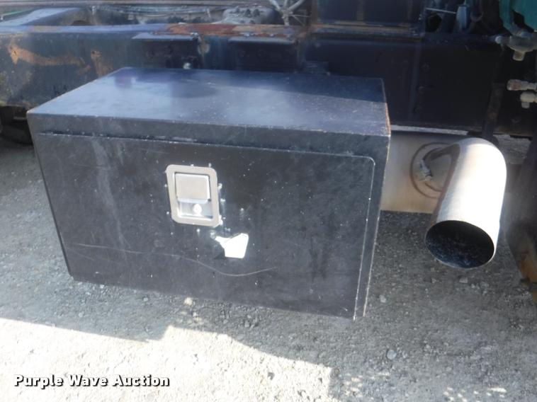 image for item DC5452 1994 Ford LT9000 truck cab and chassis