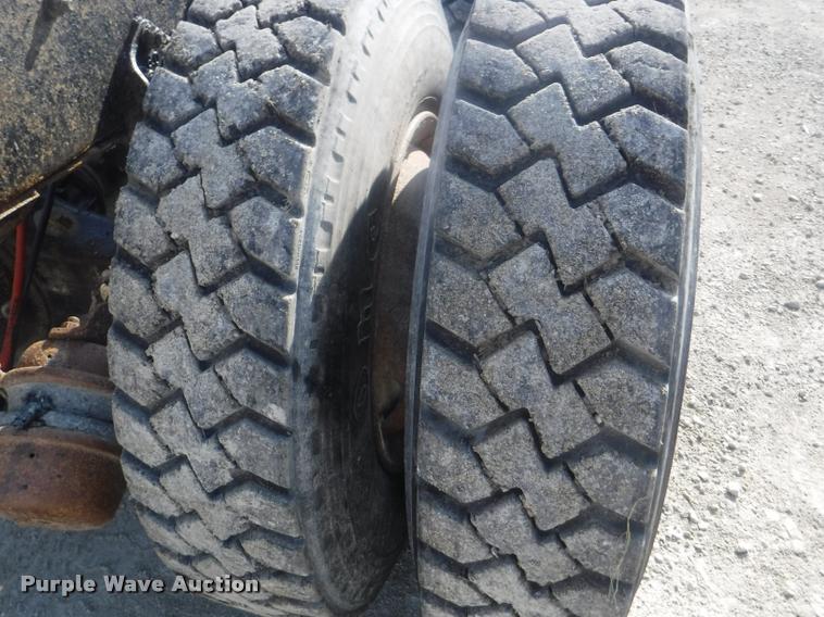 image for item DC5452 1994 Ford LT9000 truck cab and chassis