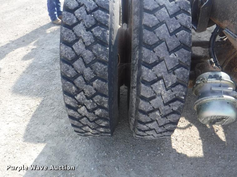 image for item DC5452 1994 Ford LT9000 truck cab and chassis