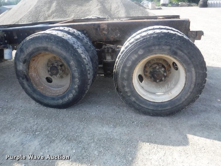 image for item DC5452 1994 Ford LT9000 truck cab and chassis