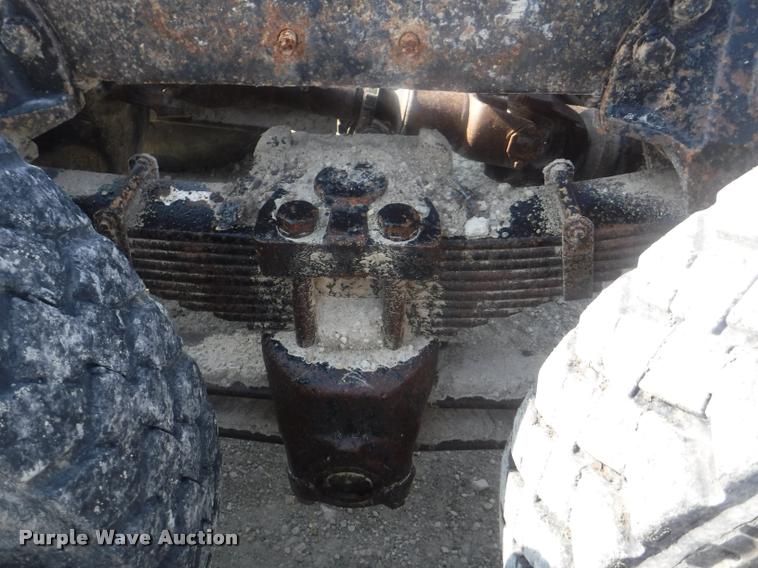 image for item DC5452 1994 Ford LT9000 truck cab and chassis