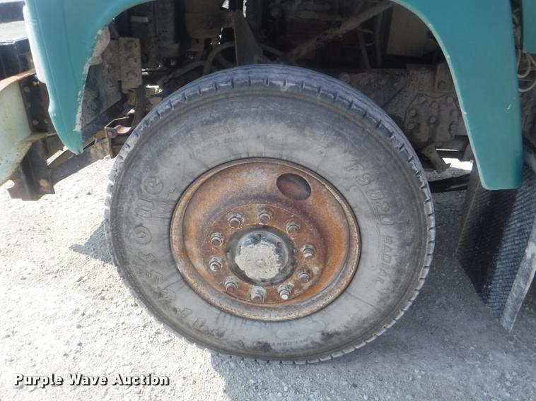 image for item DC5452 1994 Ford LT9000 truck cab and chassis