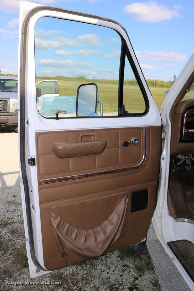 image for item DD0182 1988 Ford Econoline E350 ambulance