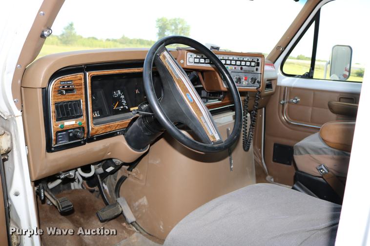 image for item DD0182 1988 Ford Econoline E350 ambulance