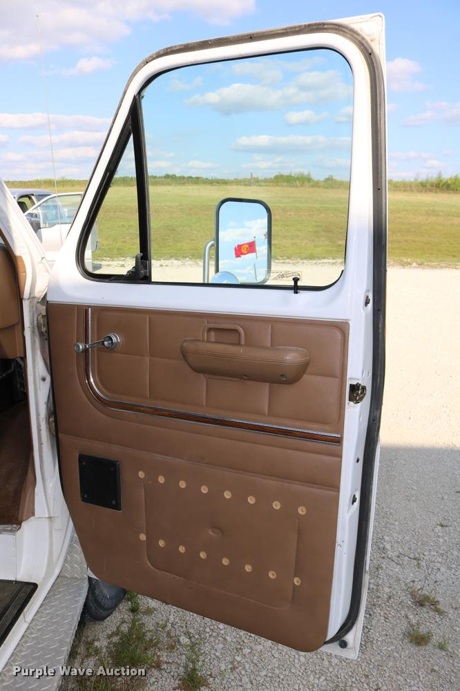 image for item DD0182 1988 Ford Econoline E350 ambulance