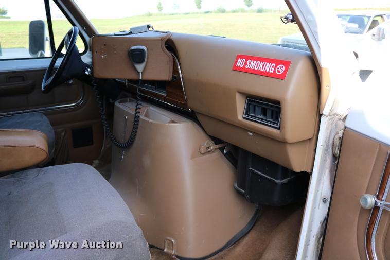 image for item DD0182 1988 Ford Econoline E350 ambulance
