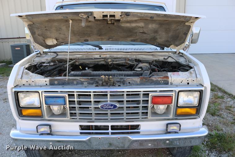 image for item DD0182 1988 Ford Econoline E350 ambulance