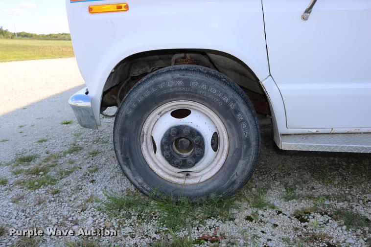 image for item DD0182 1988 Ford Econoline E350 ambulance