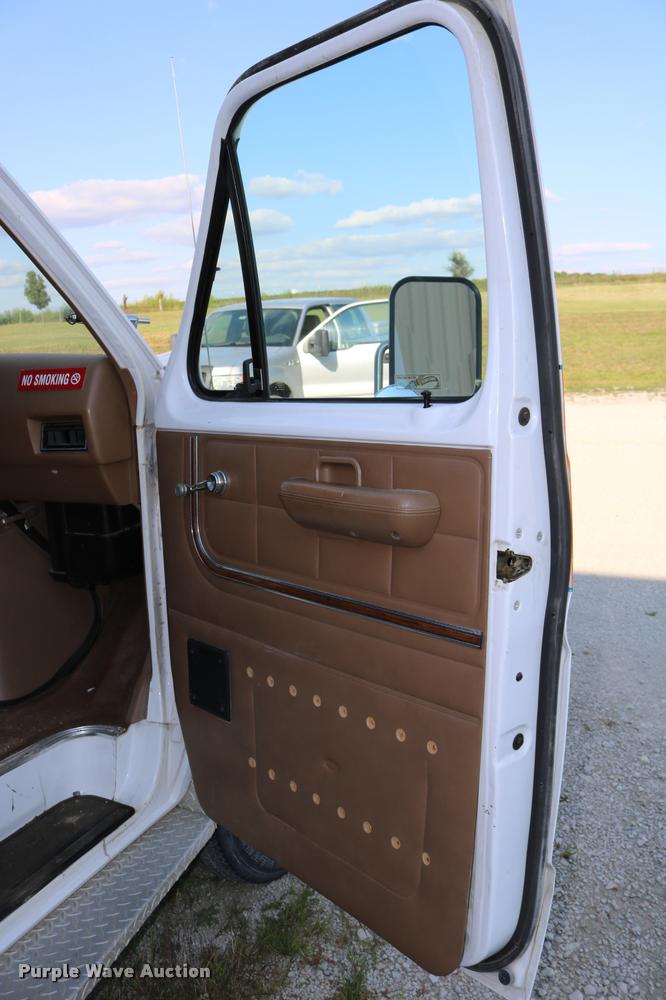 image for item DD0182 1988 Ford Econoline E350 ambulance