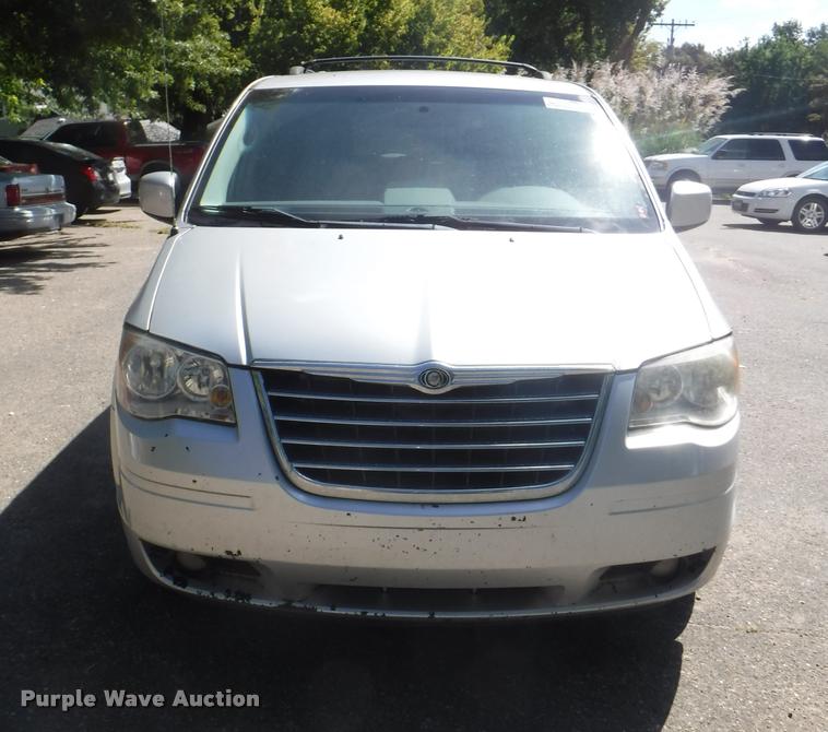 image for item DD0867 2010 Chrysler Town & Country van