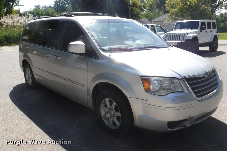 image for item DD0867 2010 Chrysler Town & Country van