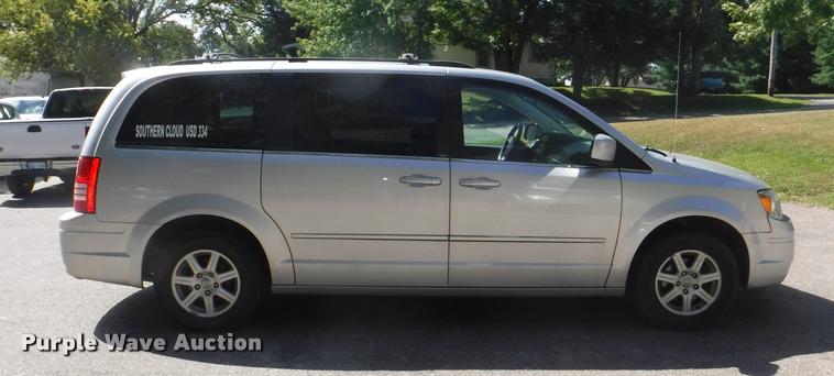 image for item DD0867 2010 Chrysler Town & Country van