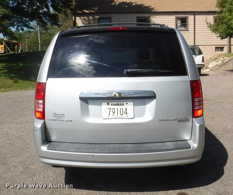 image for item DD0867 2010 Chrysler Town & Country van