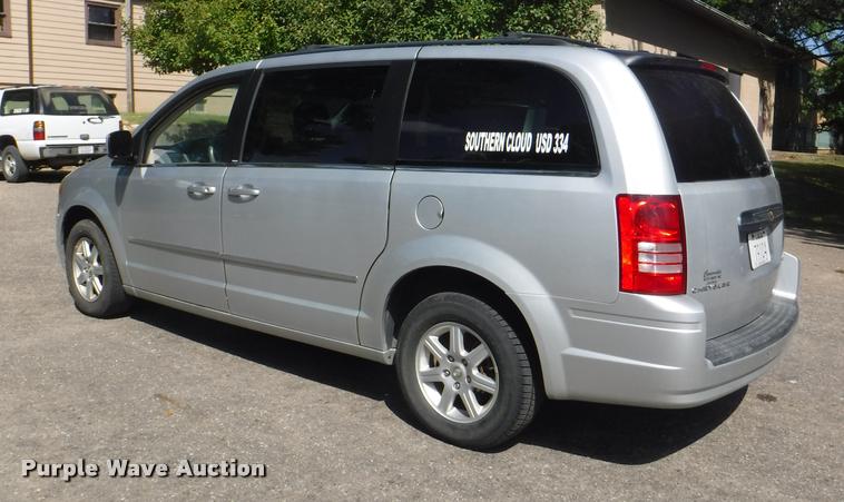 image for item DD0867 2010 Chrysler Town & Country van