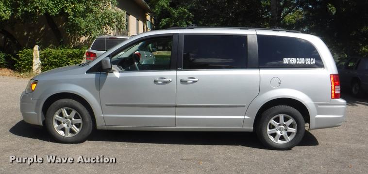 image for item DD0867 2010 Chrysler Town & Country van
