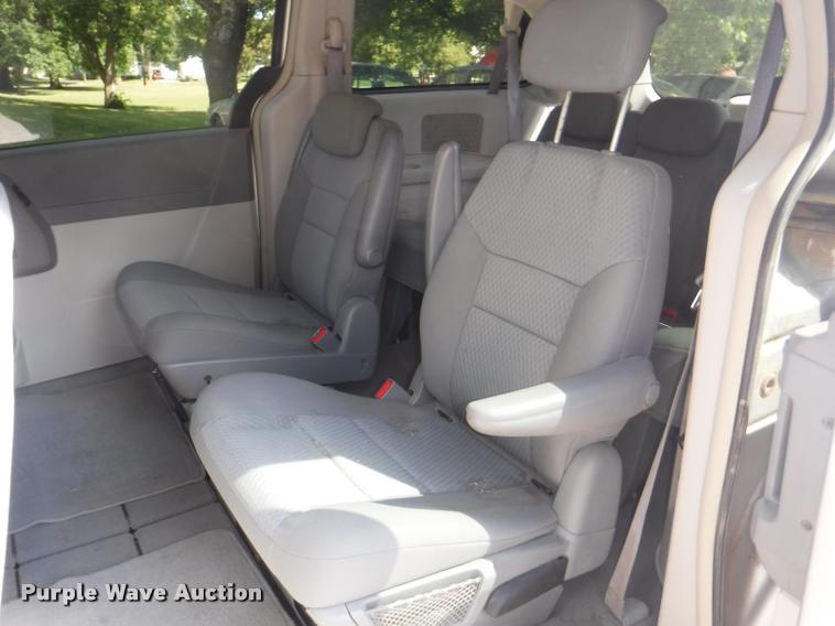 image for item DD0867 2010 Chrysler Town & Country van