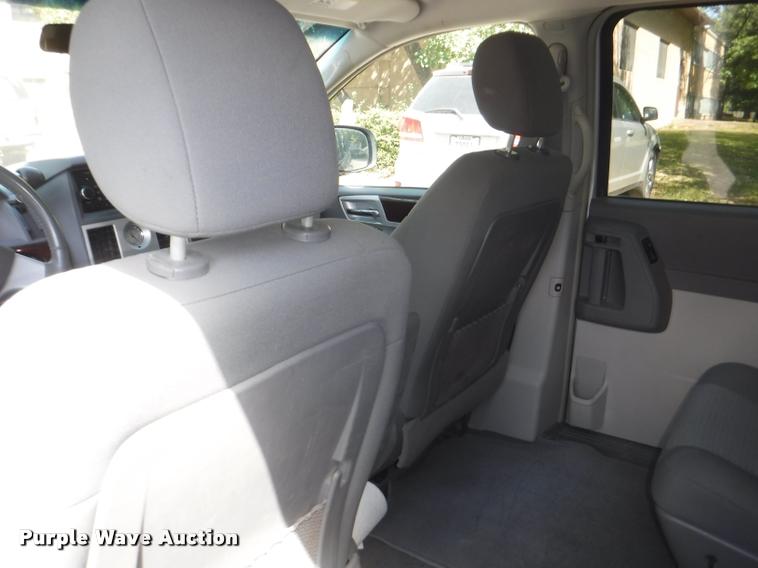 image for item DD0867 2010 Chrysler Town & Country van