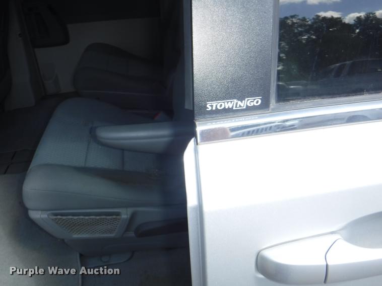 image for item DD0867 2010 Chrysler Town & Country van