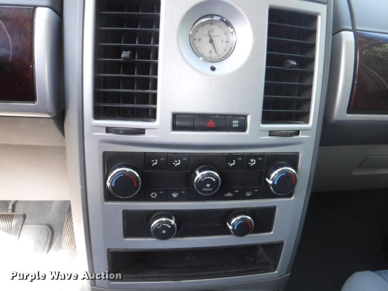 image for item DD0867 2010 Chrysler Town & Country van