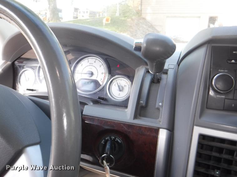 image for item DD0867 2010 Chrysler Town & Country van