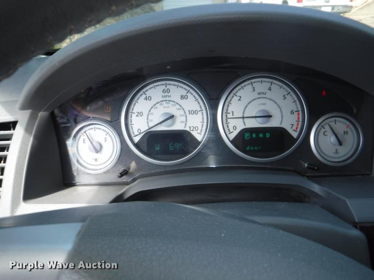 image for item DD0867 2010 Chrysler Town & Country van