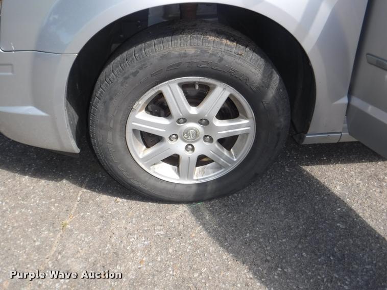 image for item DD0867 2010 Chrysler Town & Country van