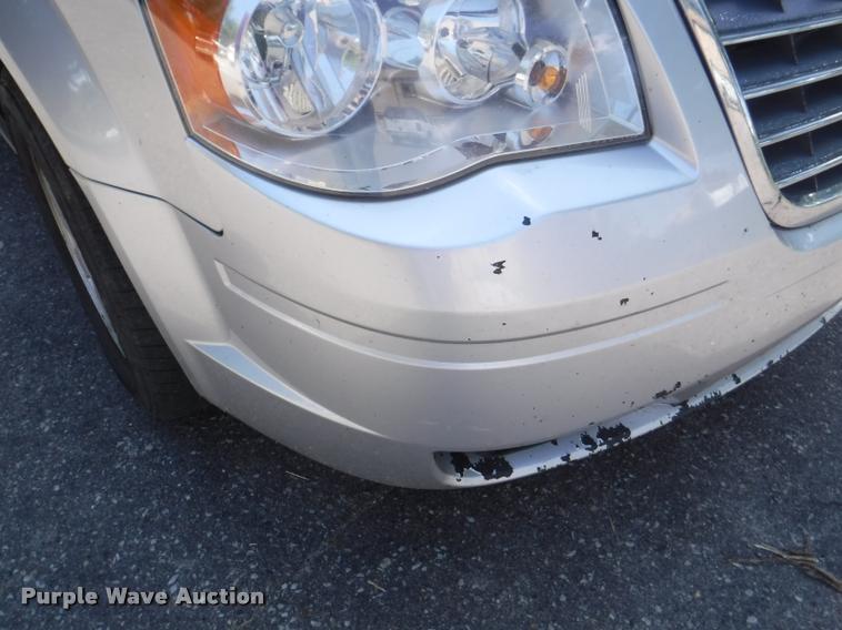 image for item DD0867 2010 Chrysler Town & Country van