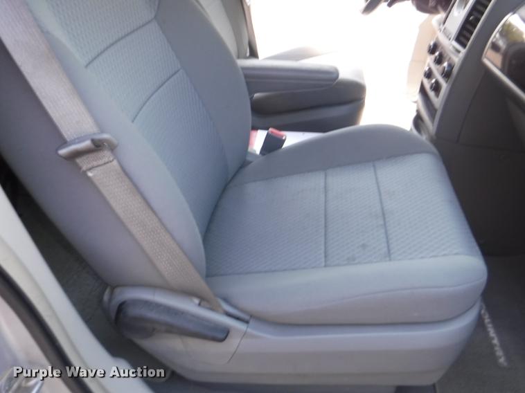 image for item DD0867 2010 Chrysler Town & Country van