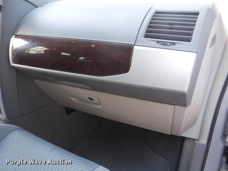 image for item DD0867 2010 Chrysler Town & Country van