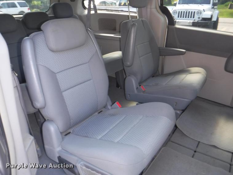 image for item DD0867 2010 Chrysler Town & Country van