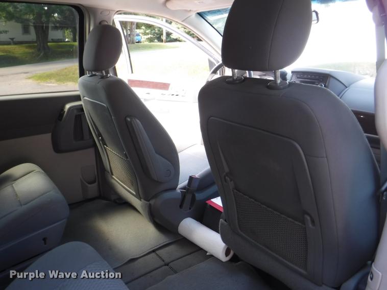 image for item DD0867 2010 Chrysler Town & Country van