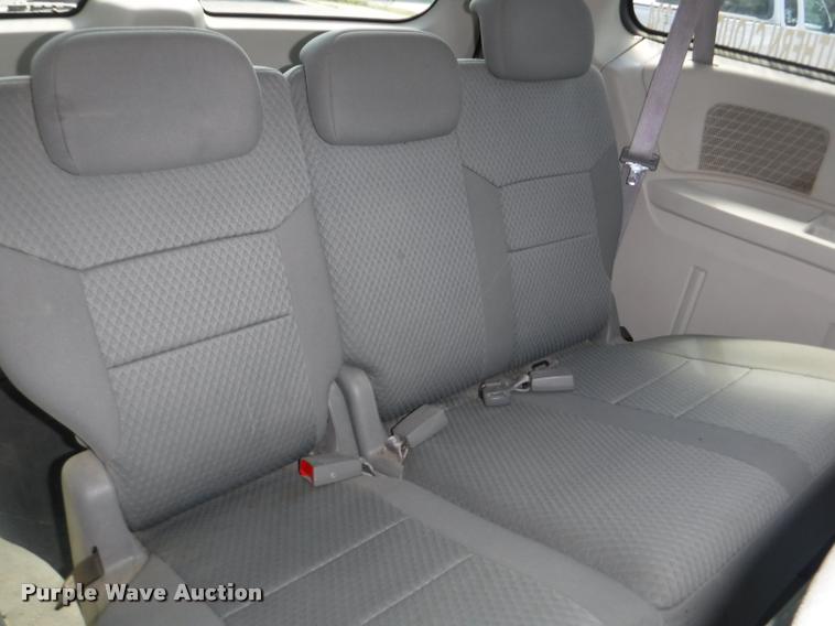 image for item DD0867 2010 Chrysler Town & Country van