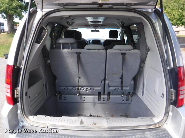 image for item DD0867 2010 Chrysler Town & Country van