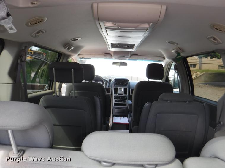 image for item DD0867 2010 Chrysler Town & Country van