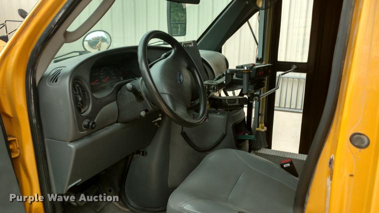 image for item DI9839 2004 Ford E450 school bus