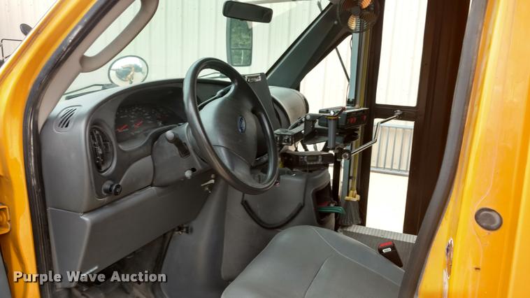 image for item DI9839 2004 Ford E450 school bus