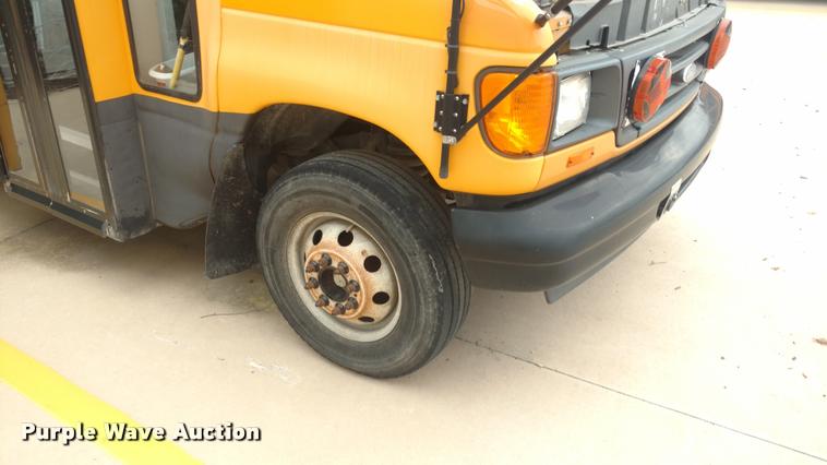 image for item DI9839 2004 Ford E450 school bus