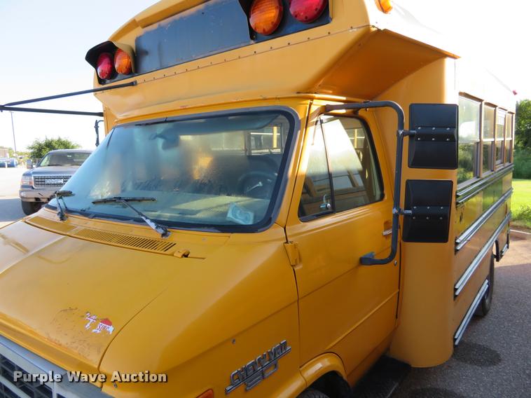 image for item DI9841 1995 Chevrolet G3500 school bus