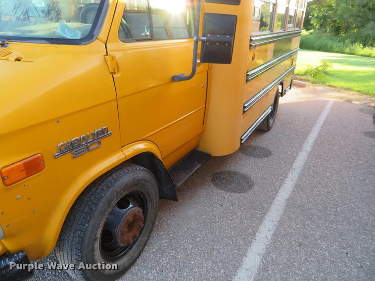 image for item DI9841 1995 Chevrolet G3500 school bus