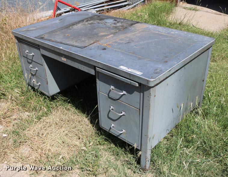 image for item DM9367 Metal desk