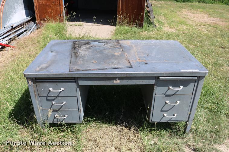 image for item DM9367 Metal desk