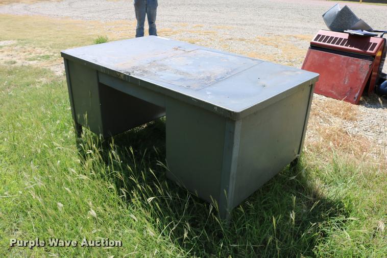 image for item DM9367 Metal desk