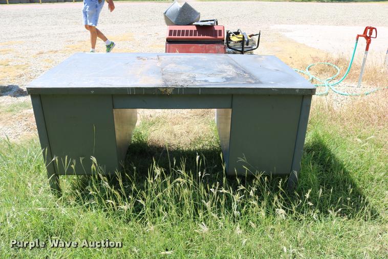 image for item DM9367 Metal desk